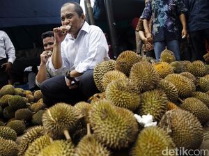 Menteri Marwan Santap Durian Bareng Warga