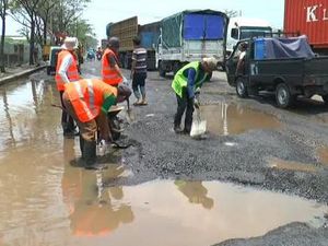 Jalan Kalianak Ditambal Usai Unjuk Rasa Warga