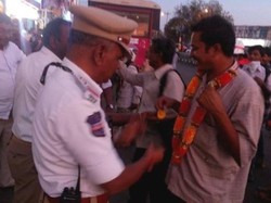 Bikin Malu Pelaku Buang Air Sembarangan, Polisi Kalungkan Karangan Bunga