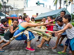 Relawan Badut-badut Berikan Bantuan Kemanusiaan Lewat Hiburan