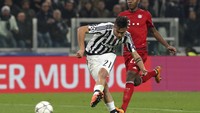 Upaya Juve membuahkan hasil di menit ke-63, saat Paulo Dybala menuntaskan umpan terobosan Mandzukic untuk menipiskan ketertinggalan.REUTERS/Stefano Rellandini.