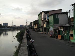 Sore di Kalijodo, Ibu-ibu Duduk dan Tukang Jualan yang Kehilangan Pembeli
