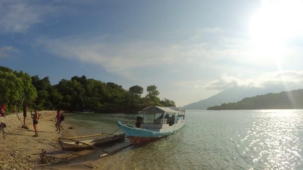 Mencari Ketenangan di Pesisir Alor Kecil