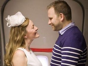 Wujudkan Keinginan Ibu yang Sakit Kanker, Wanita Ini Menikah di Pesawat