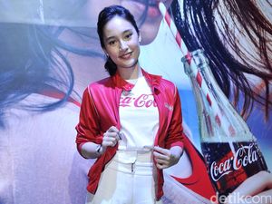 Gaya Merah-putih Tatjana Saphira, Cantik?