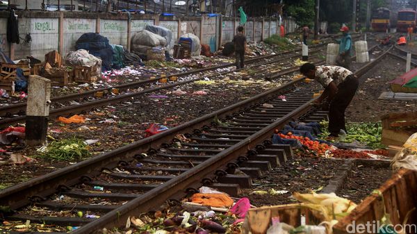 Sampah Hiasi Rel Kereta di Kawasan Stasiun Duri