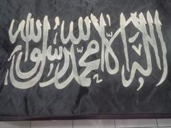 Polisi Amankan Bendera Hitam Bertuliskan Arab Mirip ISIS di Medan