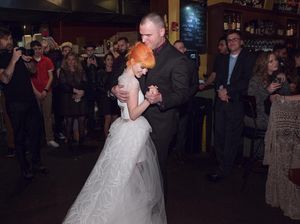 Hayley Williams Umumkan Perceraian dengan Chad Gilbert