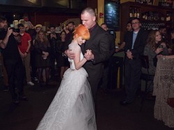 Penampilan Hayley Williams di Hari Pernikahan, Pakai Boots dan T-shirt