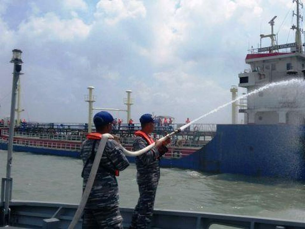 Berangkat Jaga Perbatasan RI-Filipina, TNI AL Padamkan Kapal Terbakar Berangkat Jaga Perbatasan RI-Filipina, TNI AL Padamkan Kapal Terbakar