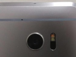 Sentuhan Premium di Bodi Belakang M10