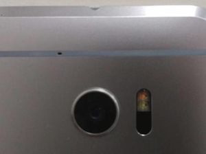 Sentuhan Premium di Bodi Belakang M10 Sentuhan Premium di Bodi Belakang M10