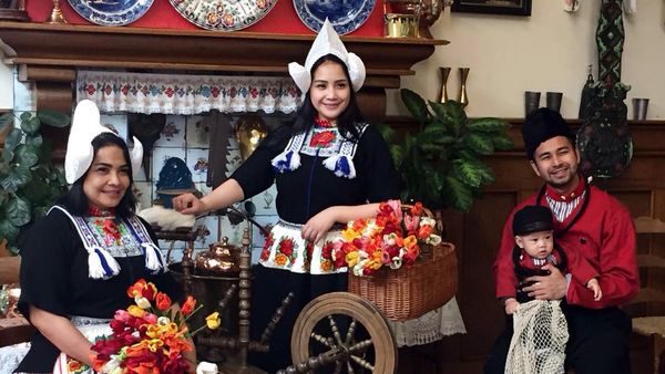 Raffi, Nagita dan Rafathar Eksis Berbaju Tradisional Belanda