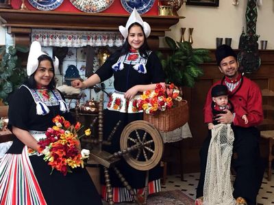 Raffi, Nagita dan Rafathar Eksis Berbaju Tradisional Belanda