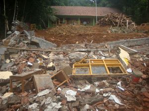 3 Ruang Kelas SMP di Banyumas Rusak Tertimpa Longsoran Talud