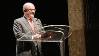 Salman Rushdie Ditinju sampai Ditikam 15 Kali, Organ Tubuh Rusak hingga Pakai Ventilator