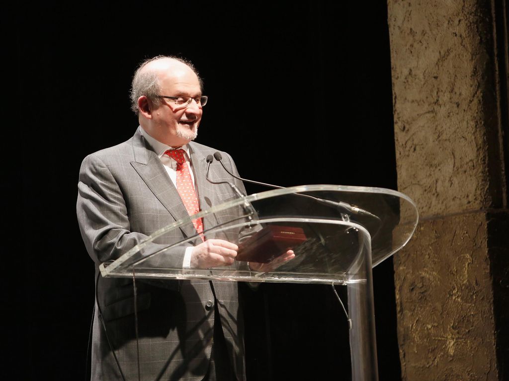 Penulis Ayat-ayat Setan Salman Rushdie Ditikam di New York