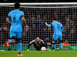 Messi Akhirnya Taklukkan Cech