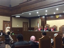 Tangisan dan Luapan Hati Istri Gatot Pujo Saat Bacakan Pembelaan