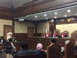 Tangisan dan Luapan Hati Istri Gatot Pujo Saat Bacakan Pembelaan Tangisan dan Luapan Hati Istri Gatot Pujo Saat Bacakan Pembelaan