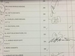 Beda Tanda Tangan Novanto di Absen Paripurna dan Surat Pengunduran Diri