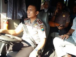 Kapolres Jember Mengemudikan Bus dengan Puluhan Penumpang