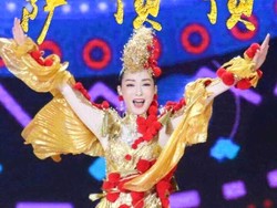 Ups! Pegang Mic Terbalik, Penyanyi Populer China Ini Ketahuan Lip Sync