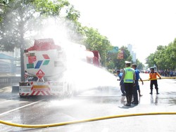 Truk Tangki Angkut 24 Ribu Liter BBM Pecah Ban dan Terbakar di Banjarnegara