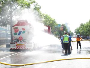 Truk Tangki Angkut 24 Ribu Liter BBM Pecah Ban dan Terbakar di Banjarnegara Truk Tangki Angkut 24 Ribu Liter BBM Pecah Ban dan Terbakar di Banjarnegara