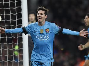 Dua Gol Messi Hancurkan Arsenal