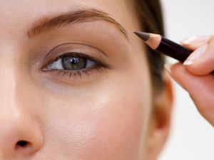 Ngeri! Pensil Alis Menancap di Mata Wanita Ini Saat Makeup Dalam Mobil