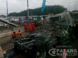 Begini Wujud Truk Semen yang Terbakar di Tol Jatinegara