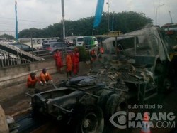 Begini Wujud Truk Semen yang Terbakar di Tol Jatinegara
