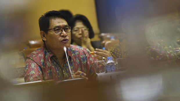 Ketua Lembaga Perlindungan Saksi dan Korban (LPSK) Abdul Haris Semendawai mengikuti rapat dengar pendapat dengan Komisi III DPR di Kompleks Parlemen, Senayan, Jakarta, Rabu (24/2). Rapat tersebut membahas mengenai legislasi, pengawasan dan kinerja dari lembaga tersebut.  ANTARA FOTO/Sigid Kurniawan/pras/16.