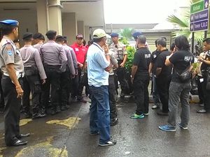 Ratusan Polisi Razia Apartemen Kalibata City Terkait Narkoba dan WNA Ilegal Ratusan Polisi Razia Apartemen Kalibata City Terkait Narkoba dan WNA Ilegal