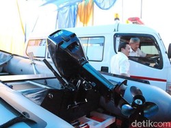 Masyarakat Tumpangpitu dapat Bantuan Ambulans dan Perahu Karet