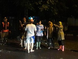 Risma dari Jakarta Langsung Terjun Pantau Banjir di Wiyung