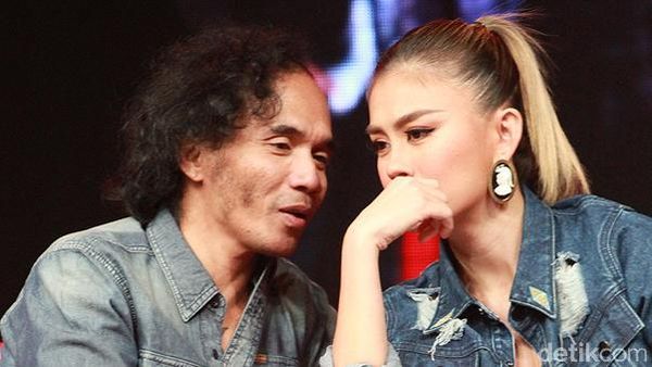 Kaka Slank dan Agnez MO Lagi Asyik Ngobrol Apa Ya?