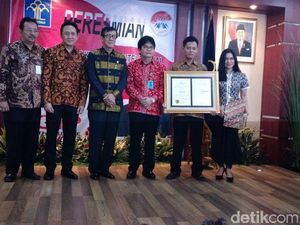 Serahkan Sertifikat TV Bikinan Kusrin, Menkum HAM: Semoga Jadi Merek Besar