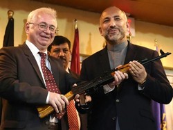 Rusia Hadiahkan 10 Ribu Senapan Kalashnikov untuk Afghanistan