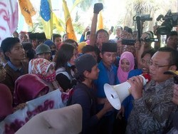 Bupati Situbondo Didemo Puluhan Mahasiswa