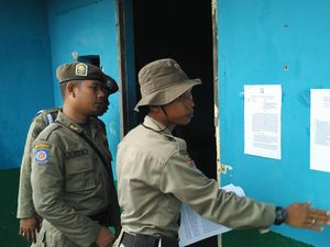 Warga Sibuk Kemas Barang, Aparat Tempel SP2 Penertiban Kalijodo