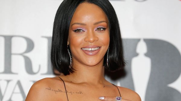 Penampilan Rihanna di Red Carpet BRIT Awards 2016