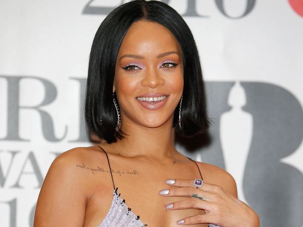 Penampilan Rihanna di Red Carpet BRIT Awards 2016