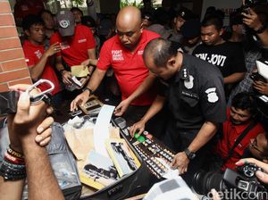 Hasil Razia di Apartemen Kalibata City: Dolar Palsu Sampai Alat Isap Sabu Hasil Razia di Apartemen Kalibata City: Dolar Palsu Sampai Alat Isap Sabu