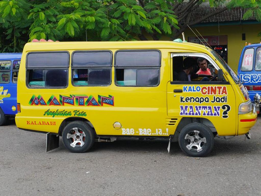 Hebohnya Angkot di Alor, Dihias Stiker & Dentum Musik! Hebohnya Angkot di Alor, Dihias Stiker & Dentum Musik!