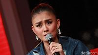 Cincin Emas di Jari Manis Agnez MO