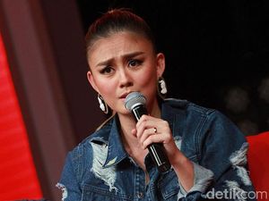 Cincin Emas di Jari Manis Agnez MO