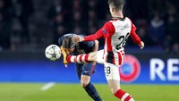 Los Colchoneros juga disebut 53 kali melakukan serangan berbahaya. Sementara itu, PSV yang bermain dengan 10 setelah Gaston Pereiro dikartu mereah pada menit, mencatatkan 26 kali. REUTERS/Michael Kooren.