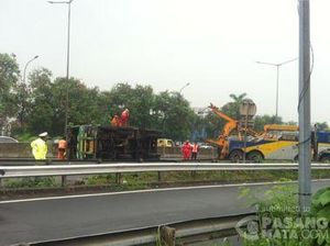 Truk Terguling di Tol Kebon Jeruk Arah Merak, Lalin Macet 5 Km